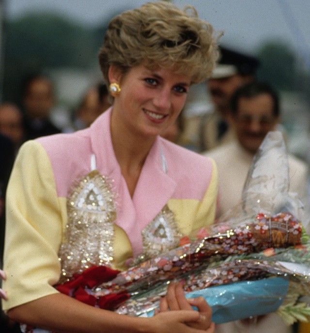 28 évvel ezelőtt Diana hercegné ugyanazt viselte, mint ma Katalin és Vilmos