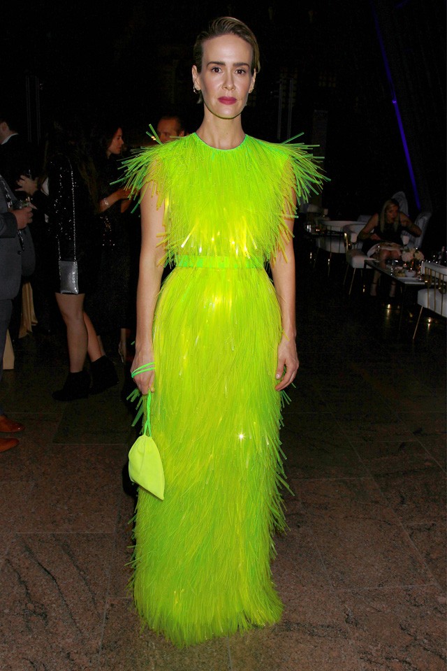 Sarah Paulson felvette a világ leglehetetlenebb színű ruháját az Ocean´s 8 premierjére