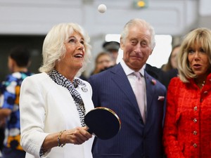 Károly király történelmet írt, Kamilla királyné pingpongozott Franciaországban