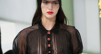 Lagerfeld Kendall Jennerre adta a mellvillantós ruhát