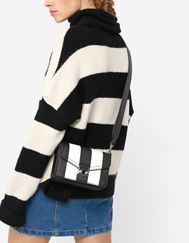 Stradivarius 4995 Ft stradivarius.com