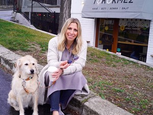 Cakó Kinga kedvenc kávézójában kezdte a napot kutyusával