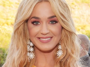 Katy Perry bevállalta: feszülős bőrruciban szexizett az utcán