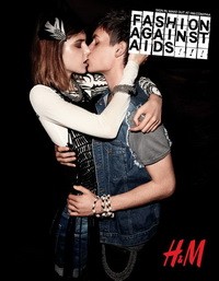 Kel és Miles a jó cél érdekében csókolózik