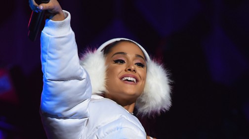 Ariana Grande megbotlott a színpadon, de elképesztően cukin kezelte a helyzetet