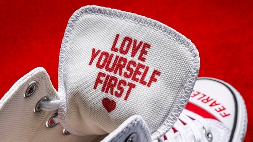 Trendi darabokkal buzdít önszeretetre a Converse