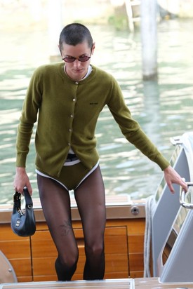 A fehérnemű nappali viseletként nem mindenkinek való, de Emma Corrin a Miu Miu megjelenésében könnyedén kimaxolja!