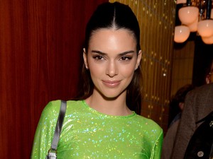 Szupercuki Kendall Jenner diszkószettje, de ez tevepata nem zavarja?