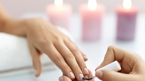 Nem pattog le a körömlakkod, ha ezeket a fedőlakkokat használod