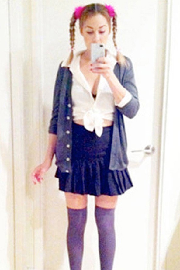 2011-ben egy másik halloweeni partin Britney Spears ikonikus szettjét idézte meg.