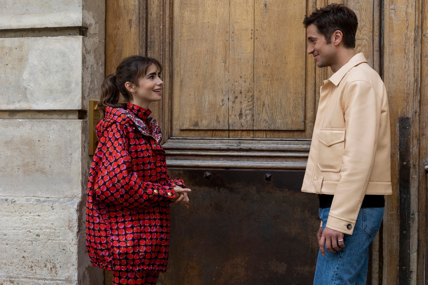 Ez a La Double J Cherry-szett az Emily Párizsban sorozat egyik legborzalmasabbja. Lehet, hogy ezek a cseresznyemintás darabok külön-külön megállnák a helyüket, de ebben a mennyiségben ez rettenetesen SOK.