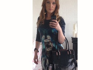 Rúzsa Magdi mintás ruhában