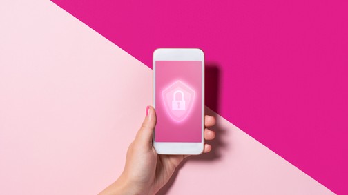 Kémkednek ránk, megfigyelnek bennünket az okos kütyükön keresztül? A szakértő válaszol