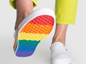 Mindenki ezekre a szivárványos cipőkre vadászik a nyáron