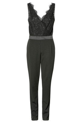 Csipkés overál: Egyszerűen csak magadra kapod és már készen is állsz az esti koktélpartira. C&A 8990 Ft