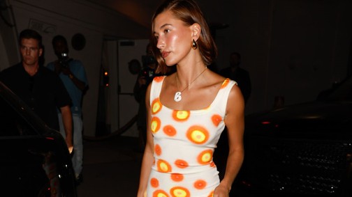 Hailey Bieber felsőt és melltartót sem vett fel a kabátja alá, a végeredmény mindent visz