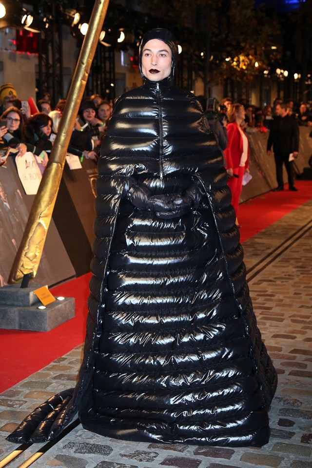 Ezra Miller Moncler Legendás lények