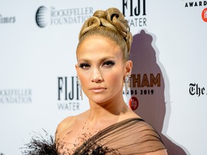 Jennifer Lopez megidézte a 90-es évek szalagavatóit ezzel a frizurával