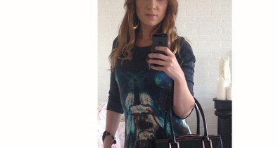 Rúzsa Magdi mintás ruhában