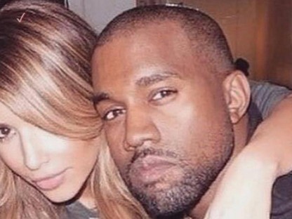 Végre családi fotó Kim Kardashianékról, és sokkal viccesebb, mint elsőre gondolnád