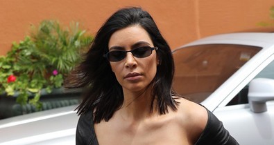 Melltartó minek? Kim Kardashianon csak úgy feszül a ruha