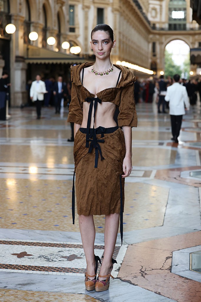 Meadow Walker barna, fekete masnikkal díszített Prada összeállítása maga volt a merész elegancia. 