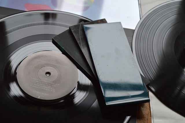 A Tipton műhelyben a Vinyl egyedi és stílusos szemüvegekké alakul át. A világhírű márka a meglévő dolgok átalakítására, újításokra és az újrahasznosításra épül. 