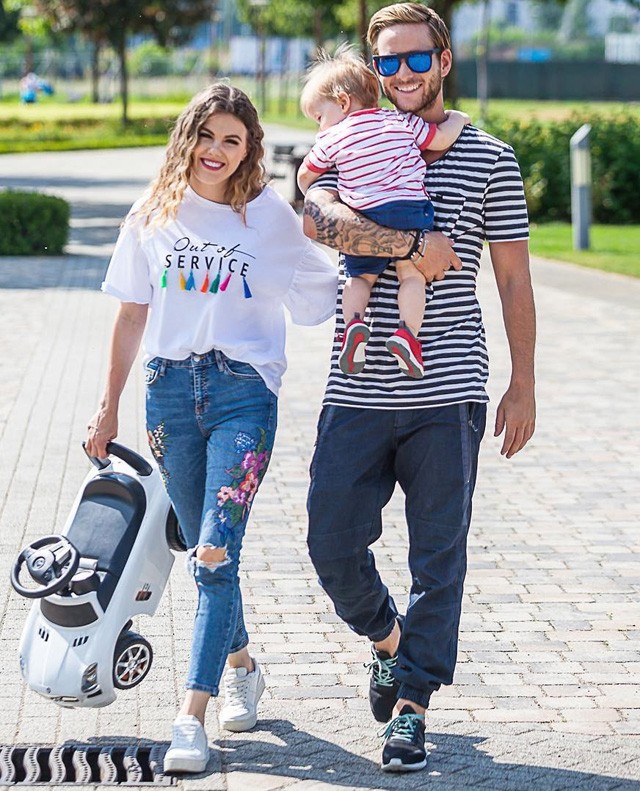 Csobot Adél meztelen! Egy szál mobiltelefonban Istenes Bence fotóján!