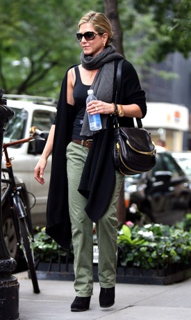 Jennifer a fekete-zöld színösszeállításnak és az egyszerű, kényelmes daraboknak köszönhetően szinte teljesen beleolvad a környezetébe. (2011)