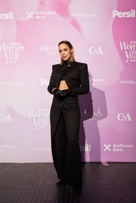 Kiss Ramóna Demeter Richárd tetőtől talpig fekete szettjében tündökölt. Az outfit letisztult és elegáns volt, amibe extra rövid topjával egy csipetnyi merészséget is csempészett. 