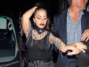 Lady Gaga mellbimbóvillantós szettjére egy szavunk van: ocsmány