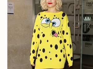 Új dalhoz SpongyaBob Kockanadrág jelmez