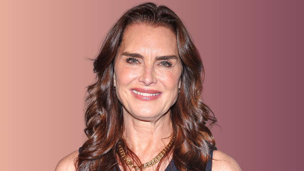 A 61 éves Brooke Shields fürdőruhában mutatta meg alakját, brutálisan jó formában van a színésznő