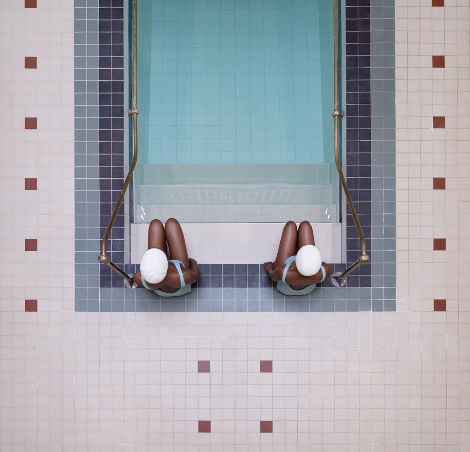 Swimmers at the Turkish Baths ©︎ Soo Burnell, LUMAS.hu. Limitált, sorszámozott, aláírt