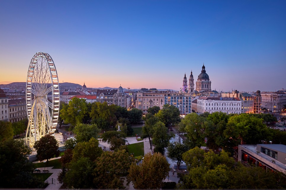 Budapest belvárosának ikonikus panorámája az Erzsébet térrel és a Szent István-bazilikával, az Al Habtoor Palace Budapest közvetlen közelében