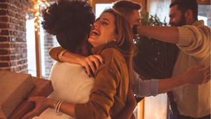 Az intimitás nem feltétlenül a nagy gesztusokról szól, sokkal inkább a figyelem és az empátia számítanak, amik hétköznapi események kapcsán is megjelenhetnek