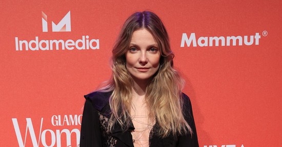 Mihalik Enikő köldökig érő dekoltázzsal perzselte fel a vörös szőnyeget