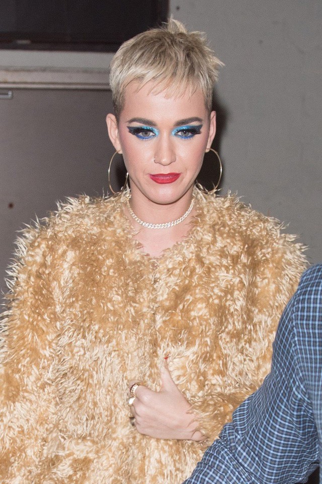 Amíg mi otthon fekszünk, Katy Perry macinak öltözve szeli az utcákat