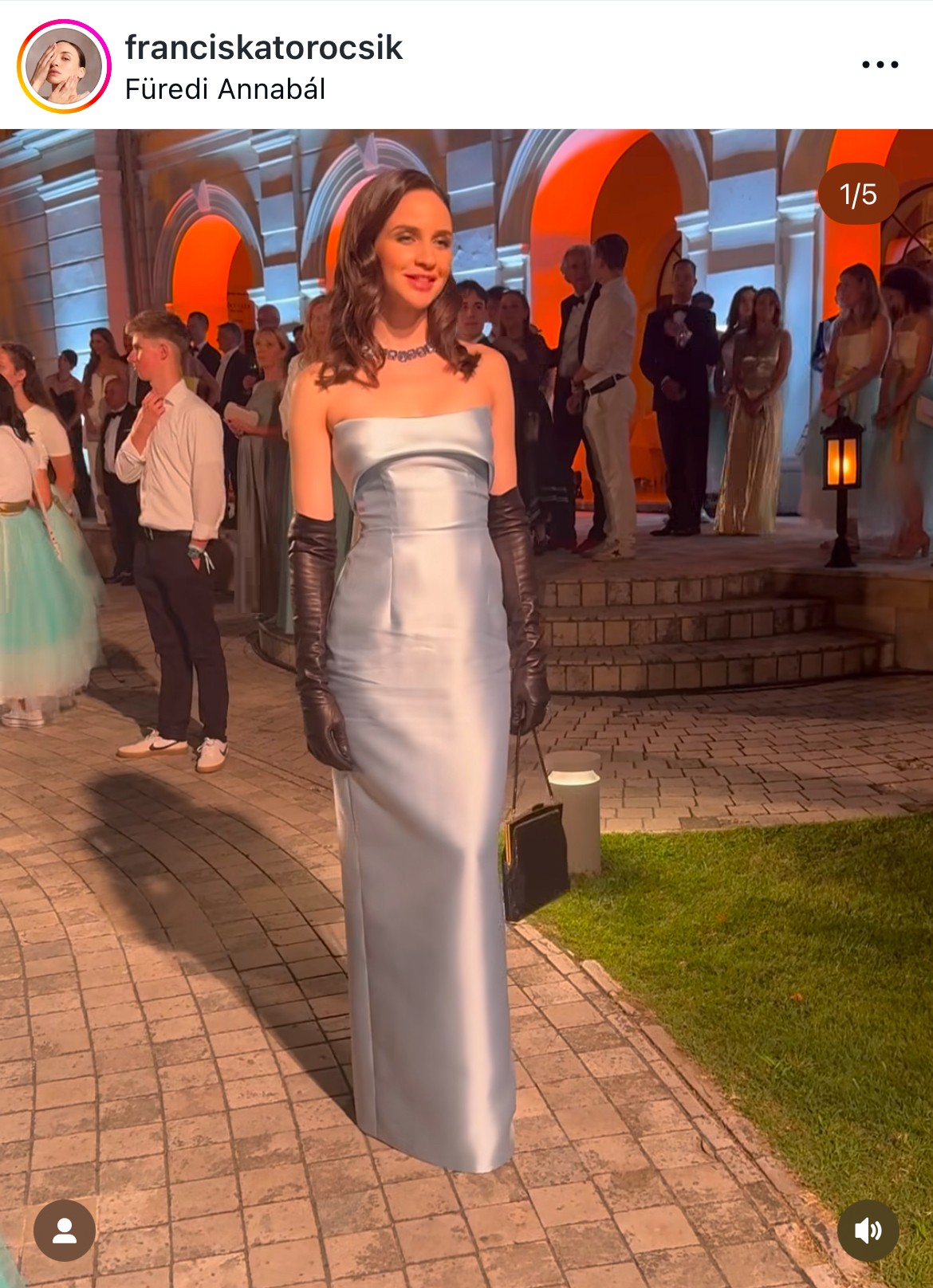 Törőcsik Franciskának egy Merő Péter kreációra esett a választása.