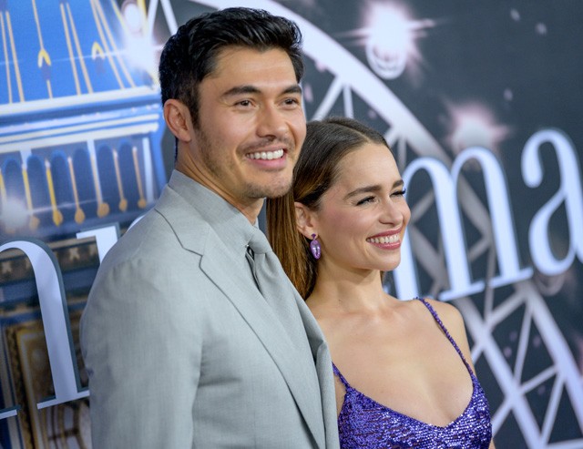 Henry Golding és Emilia Clarke