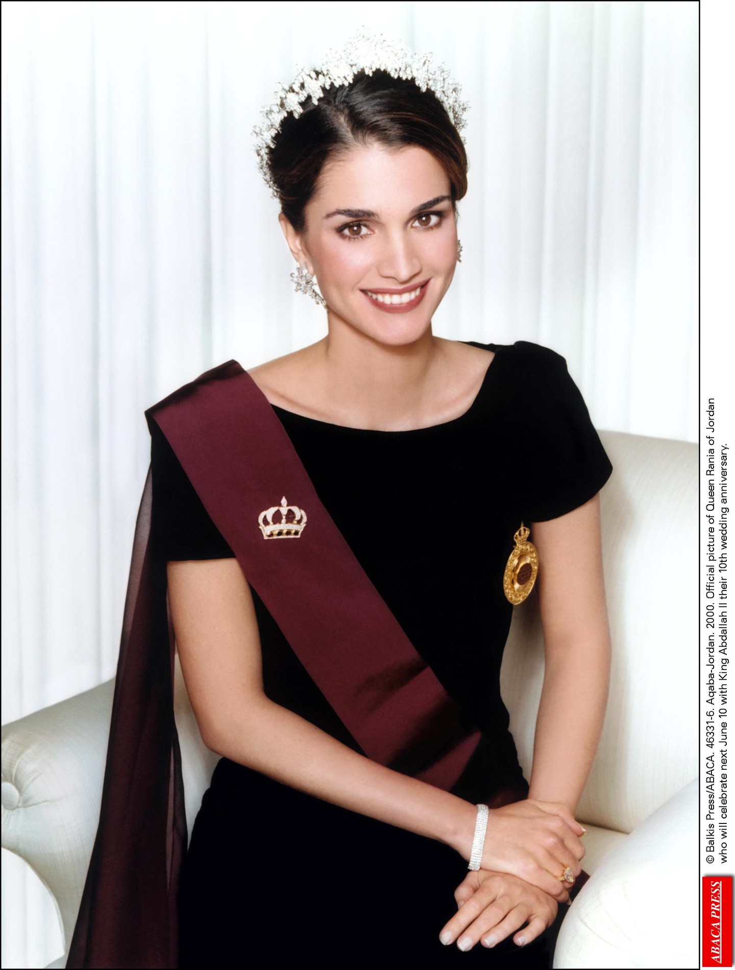 Ha nem tudnánk, hogy a képen Jordánia királynéját látjuk, simán elhinnénk, hogy egy szépségverseny győztese pózol a kameráknak. (2000)