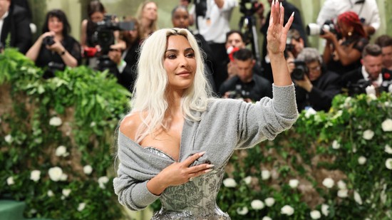 Megrázó felvételek: Kim Kardashian alig kapott levegőt a Met-gálás fűzőjében