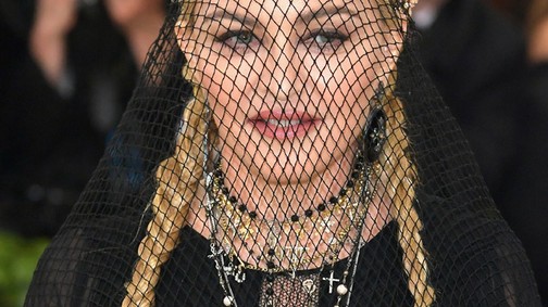 Szerzetesekkel vonaglott, pap kisérte a vörös szőnyegen, majd erotikus fehérneműben táncolt Madonna a Met-gálán!