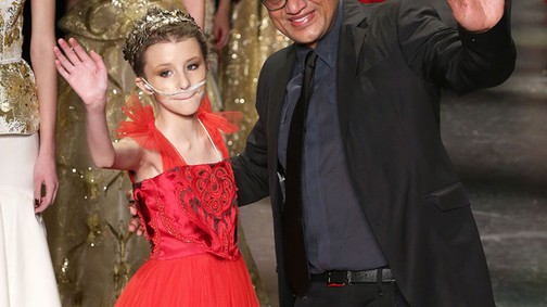 Nagyon megható! 11 éves daganatos kislány kívánságát teljesítette a divattervező