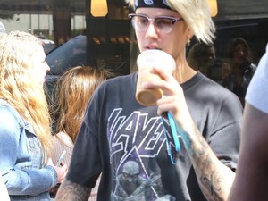 Justin Bieber annyira kimerült, hogy metálos lett