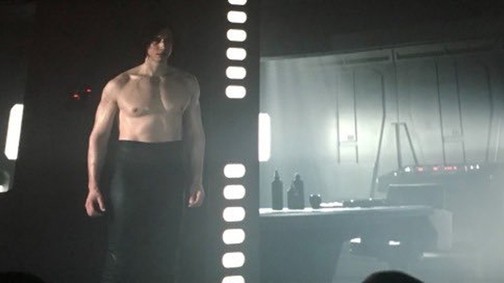 Ha Kylo Ren pucér felsőteste nem volt elég, most itt a KYLO REN KIHÍVÁS, ami felrobbantotta az internetet!