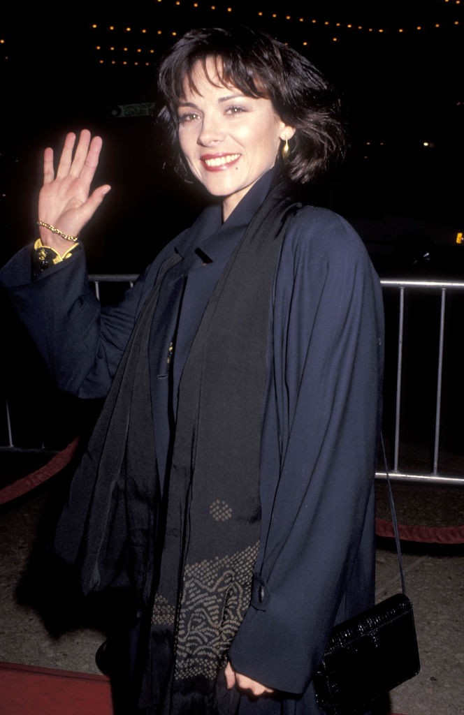 Az Ébredések című film premierjén rövid, fekete tincseit piros rúzzsal és arany ékszerekkel egészítette ki. (1990)