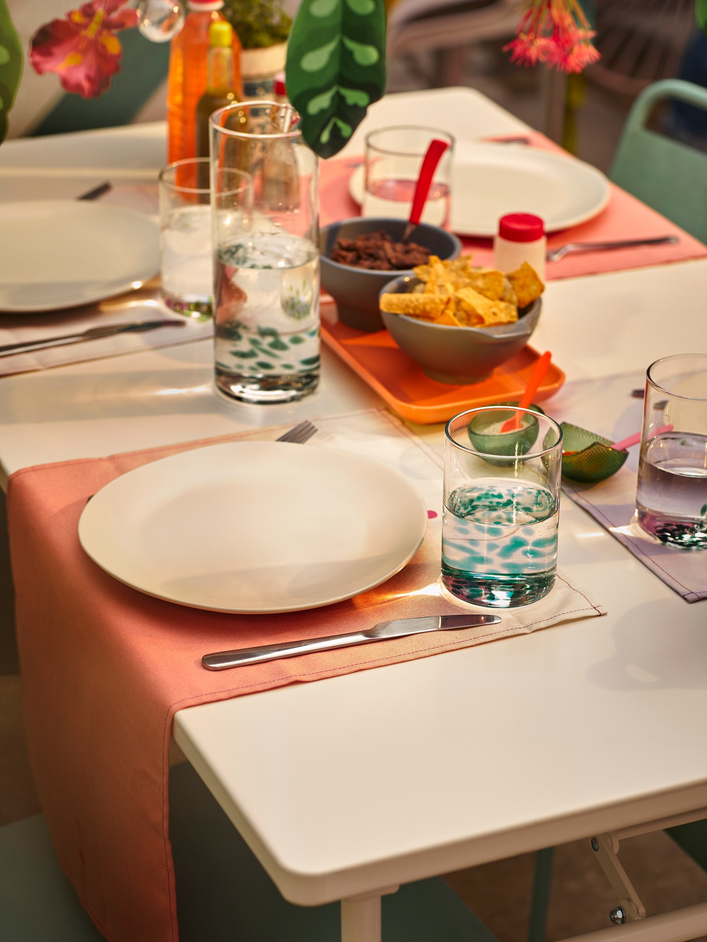 A szettben négy szájjal fújt üvegből készült pohár van, amelyek egyediek és dekoratívak, így különlegessé teszik a terítéked