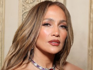 Jennifer Lopez meztelenruhája nem sokat takart, az áttetsző anyagot csak egy kevés flitter díszítette