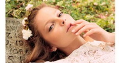 Temetőben, sírok között Mihalik Enikő